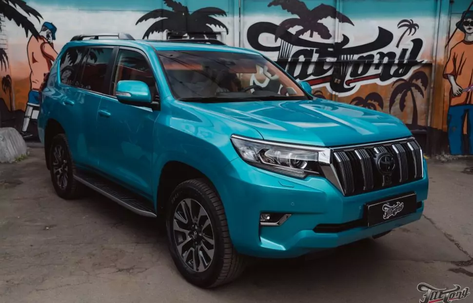 Необычные цветовые решения для Toyota Land Cruiser Prado: оклейка в цветной винил, перетяжка потолка в алькантару и ремни с принтом. Результат не оставит равнодушным!